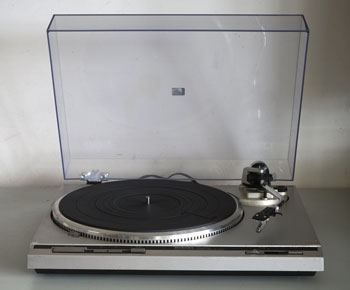 Click for more pictures! Technics SL-Q303 Direct Drive Turntable