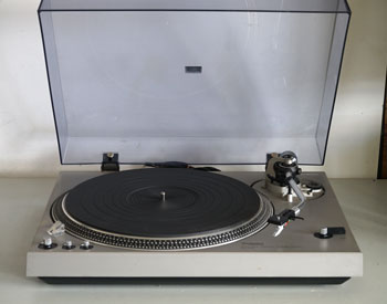 Click for more pictures! Technics SL-1700 Direct Drive Turntable