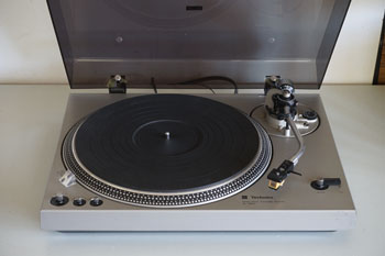 Click for more pictures! Technics SL-1800 Direct Drive Turntable
