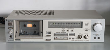 Click for more pictures! Hitachi D-E95 Professional Cassette Deck