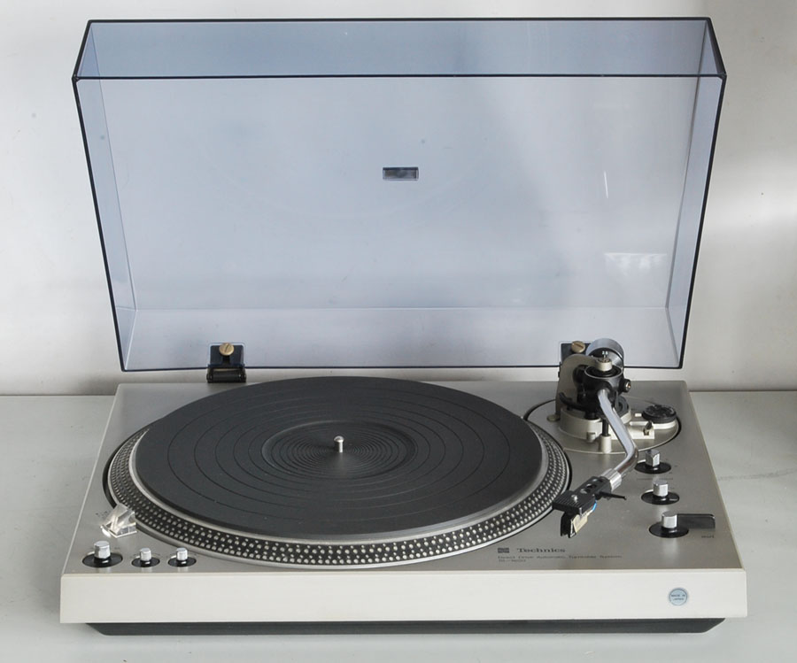 Technics SL-1600 MK1 Direct Drive Turntable picture 1